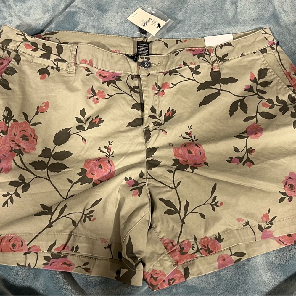 Super Cute Floral Plus Size Shorts